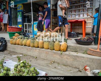 Iquitos, Peru - 21. September 2017: Typischer Basar in einem kleinen Dorf Caballococha am Ufer des Amazonas, Amazonien, Peru. Südamerika Stockfoto