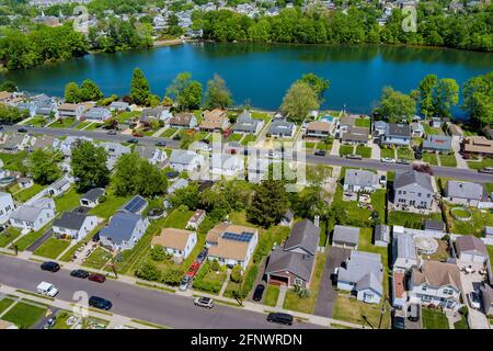 Breites Panorama, Luftaufnahme mit hohem Einfamilienhaus, in den schönen Wohnvierteln Sayreville Stadt in der Nähe von Teich New Jersey US Stockfoto