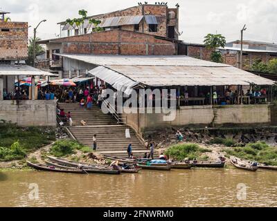 Caballococha, Peru - 11. Dez 2017: Lokaler Markt in einer kleinen Stadt am Ufer des Amazonas auf dem Weg von Santa Rosa nach Iquitos. Amazonien. Südamerika Stockfoto