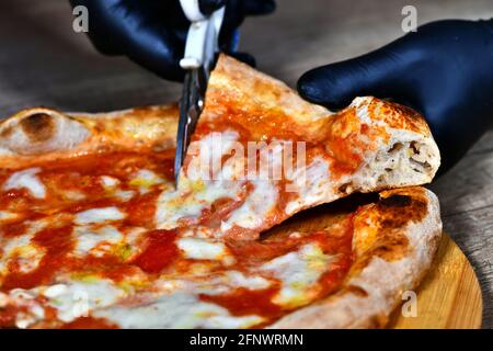 Italienische Pizza mit hohem Teig, neapolitanische margherita auf Basis von Mozzarella, Käse, Büffelmozzarella, Tomatensauce und Basilikum Stockfoto