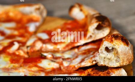 Italienische Pizza mit hohem Teig, neapolitanische margherita auf Basis von Mozzarella, Käse, Büffelmozzarella, Tomatensauce und Basilikum Stockfoto