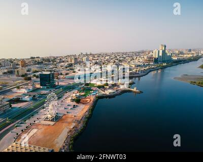 Ras al-Khaimah-Emirat in den nördlichen Vereinigten Arabischen Emiraten Luftbild Skyline Stadtbild und Skyline Blick über die corniche Innenstadt Bereich Stockfoto