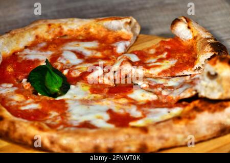 Italienische Pizza mit hohem Teig, neapolitanische margherita auf Basis von Mozzarella, Käse, Büffelmozzarella, Tomatensauce und Basilikum Stockfoto