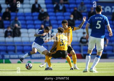 Everton, Großbritannien. Mai 2021. Allan von Everton (l) kämpft mit Adama Traore (37) und Morgan Gibbs-White von Wolverhampton Wanderers um den Ball. Premier League Spiel, Everton gegen Wolverhampton Wanderers am Mittwoch, 19. Mai 2021 im Goodison Park in Liverpool. Dieses Bild darf nur für redaktionelle Zwecke verwendet werden. Nur zur redaktionellen Verwendung, Lizenz für kommerzielle Nutzung erforderlich. Keine Verwendung in Wetten, Spielen oder einem einzigen Club / Liga / Spieler Publikationen. PIC von Chris Stading / Andrew Orchard Sport Fotografie / Alamy Live News Kredit: Andrew Orchard Sport Fotografie / Alamy Live News Stockfoto