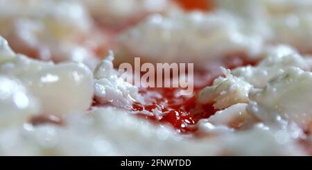 Nahaufnahme der Basis der original neapolitanischen italienischen margherita Pizza mit Büffelmozzarella und Tomatensauce Stockfoto