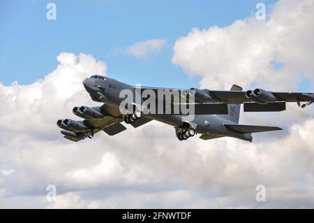 USAF Boeing B-52 Stratofortress Jet-Langstreckenbomber, der beim Royal International Air Tattoo, RIAT, bei RAF Fairford, Großbritannien, abfliegt Stockfoto