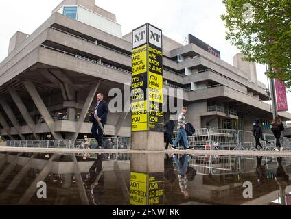 Nach der weiteren Lockerung der Sperrungsbeschränkungen in England passieren die Menschen das National Theatre am Südufer in Zentral-London. Bilddatum: Mittwoch, 19. Mai 2021. Stockfoto