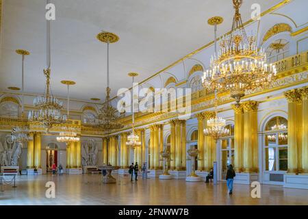 Der große, geräumige Armorialsaal des Winterpalastes, der von Wassily Stasov in den 1830er Jahren für offizielle Zeremonien im zaristischen Russland, St. Petersburg, entworfen wurde Stockfoto