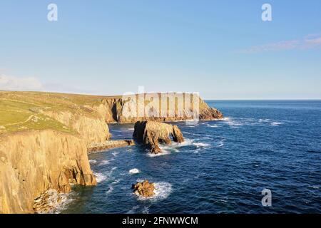 Wunderschöne zerklüftete Küste, aufgenommen am Lands End Cornwall, England Stockfoto