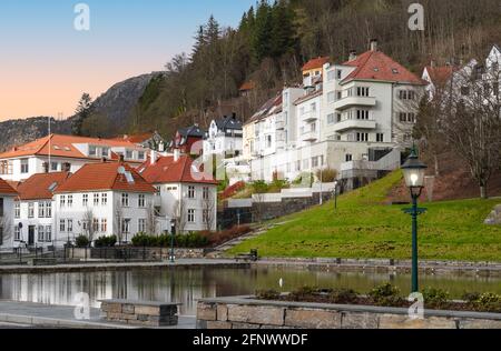 Wohngebiet mit Teich im Stadtzentrum von Bergen, Norwegen. Stockfoto