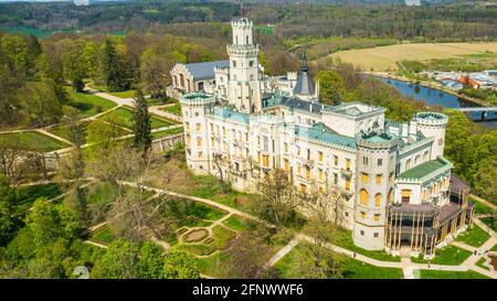 Luftaufnahme auf der Burg in Hluboka nad Vltavou, historisches Schloss mit schönen Gärten in der Nähe von Ceske Budejovice, Tschechische Republik Stockfoto