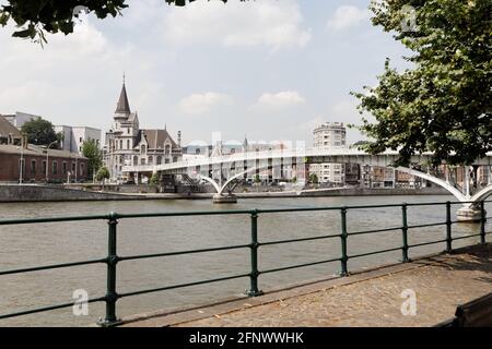 La passerelle Saucy et la Grand poste de Liège, Belgien Stockfoto