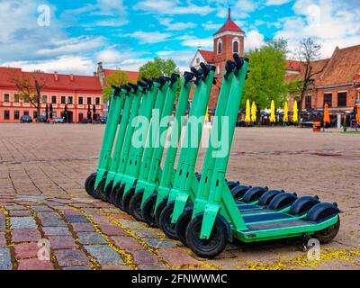 Dockless Elektro-Scooter auf dem Bürgersteig. Elektroroller sparsames Fahrzeug in der Stadt für jeden Tag Stockfoto