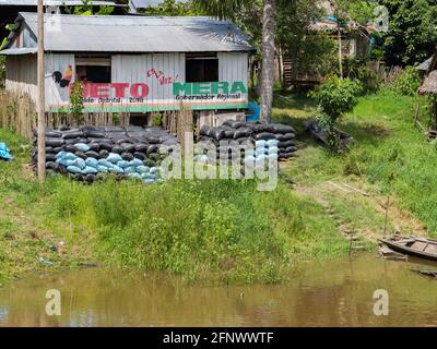 Amazonas, Peru - 12. Mai 2016: Kleines Dorf am Ufer des Amazonas Stockfoto