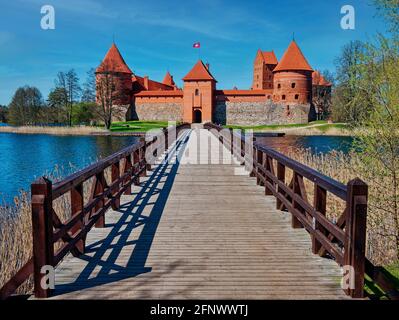 Burg der Insel Trakai im Frühling im Galve-See Litauen. Touristisches Reiseziel antike Festung trakai in der Nähe der litauischen Hauptstadt Vilnius Stockfoto