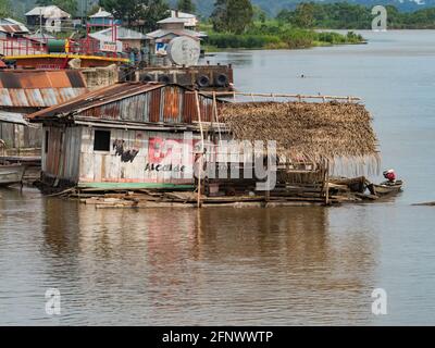 Amazonas, Peru - 12. Mai 2016: Kleines Dorf am Ufer des Amazonas Stockfoto