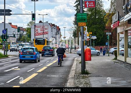 Berlin, Deutschland - 8. Mai 2021: Straßenszene mit temporär bemaltem Radweg in Berlin. Der Fokus liegt auf dem gelben Fahrradsymbol auf dem Asphalt. Stockfoto