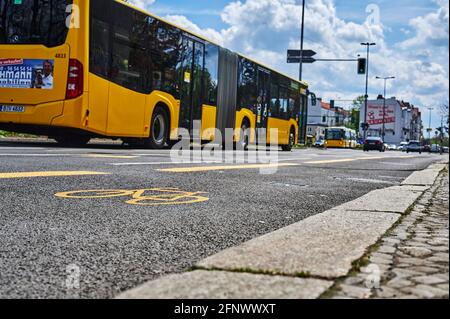 Berlin, Deutschland - 8. Mai 2021: Straßenszene mit temporär bemaltem Radweg in Berlin. Der Fokus liegt auf dem gelben Fahrradsymbol auf dem Asphalt. Stockfoto