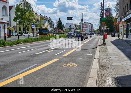 Berlin, Deutschland - 8. Mai 2021: Straßenszene mit temporär bemaltem Radweg in Berlin. Der Fokus liegt auf dem gelben Fahrradsymbol auf dem Asphalt. Stockfoto