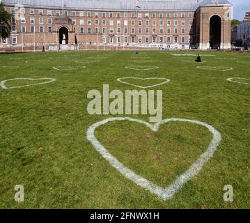 Herzen auf College Green vor dem Rathaus Bristol gezogen, um die soziale Distanzierung während der Coronavirus-Pandemie von 2020/21 zu lenken Stockfoto