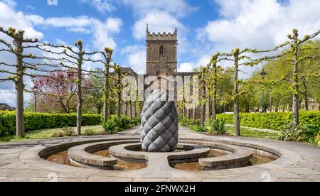 Garten Wasser Funktion neben der St Peter's Church im Schlosspark im Zentrum von Bristol UK mit Skulpturen von Peter Randall-Page Stockfoto