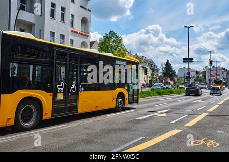 Berlin, Deutschland - 8. Mai 2021: Straßenszene mit temporär bemaltem Radweg in Berlin. Der Fokus liegt auf dem gelben Fahrradsymbol auf dem Asphalt. Stockfoto