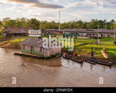 Oran, Peru - 12. Mai 2016: Kleines Dorf am Ufer des Amazonas, 97 km von Iquitoa, peruanische Marine. Amazonien, Lateinamerika. Stockfoto