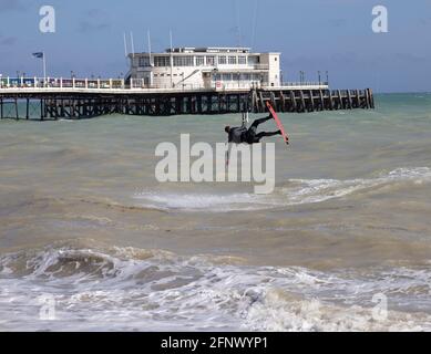 Kite-Boarder trotzt den Wellen und reitet den starken Wind vor dem Victoran Pier im Ärmelkanal, kurz nach Lockerung der Sperre in England Stockfoto