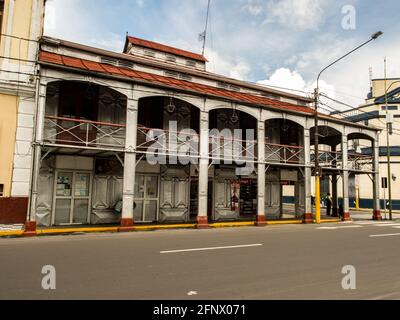 Iquitos, Peru - Mai 2016: La Casa de Fierro (das Eiserne Haus) in Iquitos, Plaza de Armas, Peru, Amazonien, Südamerika. Stockfoto