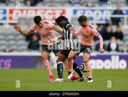 Newcastle, England, 19. Mai 2021. John Egan von Sheffield Utd und Oliver Norwood von Sheffield Utd bekämpfen Allan Saint-Maximin von Newcastle United während des Premier League-Spiels im St. James's Park, Newcastle. Bildnachweis sollte lauten: Darren Staples / Sportimage Credit: Sportimage/Alamy Live News Stockfoto