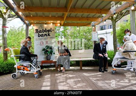 Königin Mathilde von Belgien und König Philippe - Filip von Belgien sprechen bei einem königlichen Besuch auf dem Salvator Campus in der Babbelbank mit Patienten Stockfoto