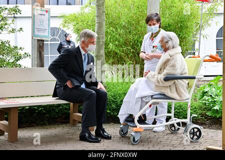 König Philippe - Filip von Belgien spricht mit einem Patienten in der „Babbelbank“ während eines königlichen Besuchs auf dem Salvator-Campus des Jessa-Krankenhauses in Hasselt, Stockfoto