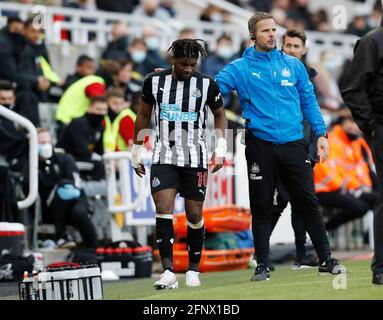 Newcastle, England, 19. Mai 2021. Allan Saint-Maximin von Newcastle United lässt das Spiel während des Premier League-Spiels im St. James's Park, Newcastle, verletzt. Bildnachweis sollte lauten: Darren Staples / Sportimage Credit: Sportimage/Alamy Live News Stockfoto