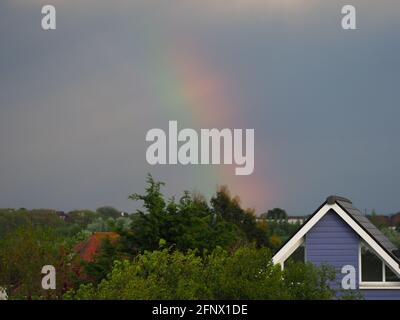 Sheerness, Kent, Großbritannien. Mai 2021. UK Wetter: Ein Regenbogen in Sheerness, Kent. Kredit: James Bell/Alamy Live Nachrichten Stockfoto