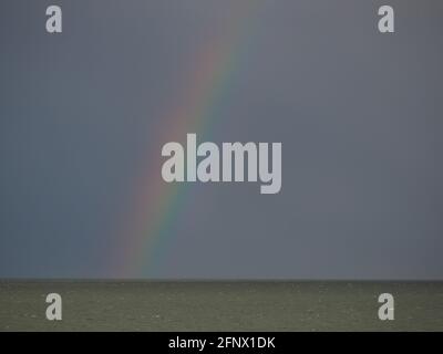 Sheerness, Kent, Großbritannien. Mai 2021. UK Wetter: Ein Regenbogen in Sheerness, Kent. Kredit: James Bell/Alamy Live Nachrichten Stockfoto