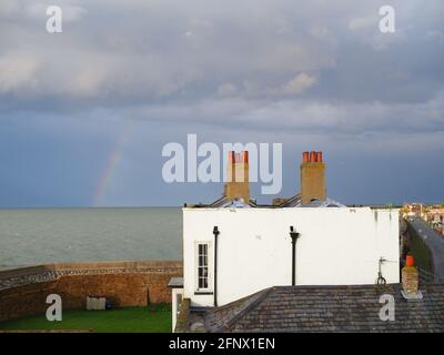 Sheerness, Kent, Großbritannien. Mai 2021. UK Wetter: Ein Regenbogen in Sheerness, Kent. Kredit: James Bell/Alamy Live Nachrichten Stockfoto