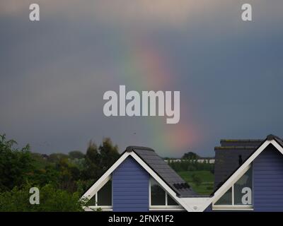 Sheerness, Kent, Großbritannien. Mai 2021. UK Wetter: Ein Regenbogen in Sheerness, Kent. Kredit: James Bell/Alamy Live Nachrichten Stockfoto