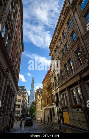 London, Großbritannien: Der Shard aus der Sicht von St Mary at Hill in der City of London. Blick auf das Shard-Gebäude an einer alten schmalen Gasse in London. Stockfoto