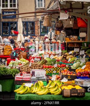 Obst- und Gemüsestände auf dem Shambles Market, York, Großbritannien. Stockfoto