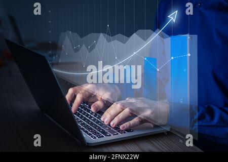 Finanzdiagramme mit wachsenden Einnahmen und erfolgreichen Anlagestrategien. Datenanalyst, der an einem Diagramm über Finanzen und Investitionen arbeitet. Wachsende inco Stockfoto