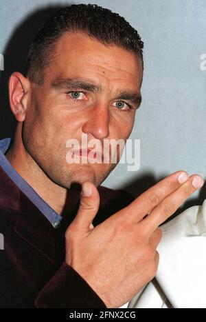 Vinnie Jones, Star von Lock Stock und Two Smoking Barrels, die im August 1998 beim Edinburgh Film Festival Premiere feiern, bekommt Charakter, als er die Presse trifft. Stockfoto