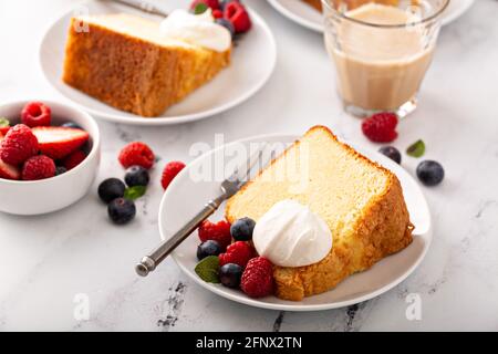 Traditioneller Vanille-Pfund-Kuchen in einer gebrannten Pfanne gebacken Stockfoto