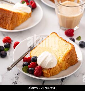Traditioneller Vanille-Pfund-Kuchen in einer gebrannten Pfanne gebacken Stockfoto