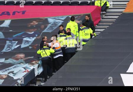 Stewards entfernen Fans, nachdem sie sich weigern, das Stadion während des Spiels der Premier League im Tottenham Hotspur Stadium, London, zu verlassen. Bilddatum: Mittwoch, 19. Mai 2021. Stockfoto