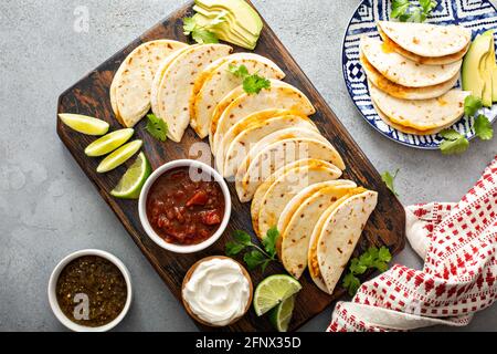 Gebackene Tacos mit Pulled Chicken und Käse Stockfoto