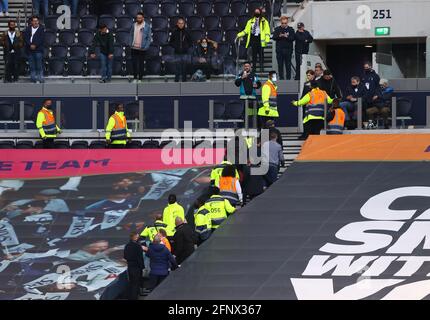 Stewards entfernen Fans, nachdem sie sich weigern, das Stadion während des Spiels der Premier League im Tottenham Hotspur Stadium, London, zu verlassen. Bilddatum: Mittwoch, 19. Mai 2021. Stockfoto
