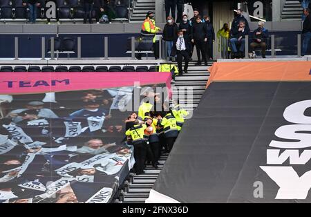 Stewards entfernen Fans, nachdem sie sich weigern, das Stadion während des Spiels der Premier League im Tottenham Hotspur Stadium, London, zu verlassen. Bilddatum: Mittwoch, 19. Mai 2021. Stockfoto