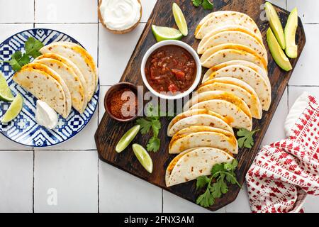 Gebackene Tacos mit Pulled Chicken und Käse Stockfoto