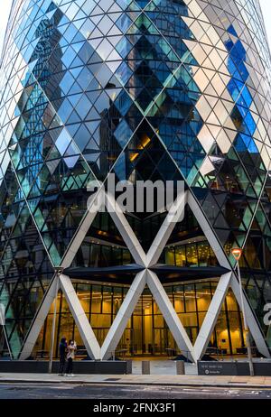 London, Großbritannien: Gherkin-Gebäude in der City of London. Blick auf den Eingang des Gherkin oder 30 St Mary Axe mit Touristen reden Fotos. Stockfoto