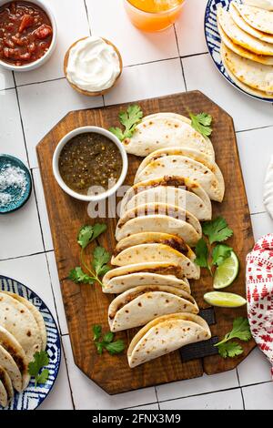 Gebackene Tacos mit mexikanischem geschreddertem Rindfleisch und Käse Stockfoto